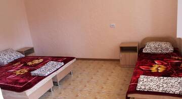 Фото номера Стандартный трехместный номер Гостиница Guest House Dilas г. Заозёрное 3