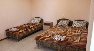 Фото номера Стандартный трехместный номер Гостиница Guest House Dilas г. Заозёрное 4