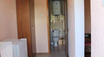 Фото номера Стандартный трехместный номер Гостиница Guest House Dilas г. Заозёрное 5