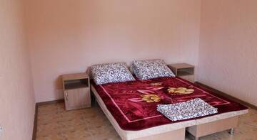 Фото номера Стандартный трехместный номер Гостиница Guest House Dilas г. Заозёрное 2