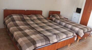 Фото номера Трехместный номер с ванной комнатой Гостиница Bliznetsy Guest House г. Заозёрное 3