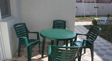 Фото номера Трехместный номер с ванной комнатой Гостиница Bliznetsy Guest House г. Заозёрное 2
