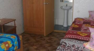 Фото номера Стандартный трехместный номер Гостиница Гостевой Дом Мамин Дворик г. Заозёрное 2