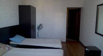 Фото номера Трехместный номер с общей ванной комнатой Гостиница Guest House Avalon г. Заозёрное 5
