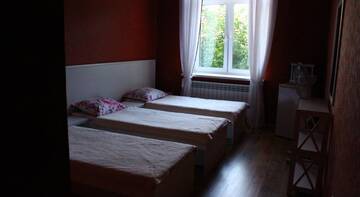 Фото номера Трехместный номер с общей ванной комнатой Гостиница Guest House Avalon г. Заозёрное 6