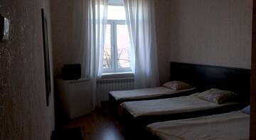Фото номера Трехместный номер с общей ванной комнатой Гостиница Guest House Avalon г. Заозёрное 3