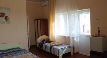 Фото номера Улучшенный трехместный номер с видом на море Гостевой дом Ultramarine Mini-Hotel г. Заозёрное 2