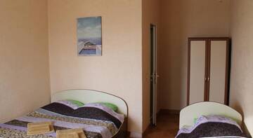 Фото номера Стандартный трехместный номер с видом на море Гостевой дом Ultramarine Mini-Hotel г. Заозёрное 3
